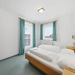 Apartment Close To Lifts *
