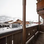 Apartment Close To Lifts *